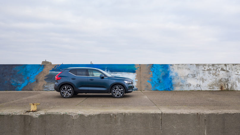 Volvo XC40 na tle muru